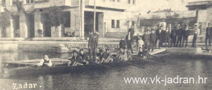 Zadar 1949. na pontonu ispred kluba cuvar doma barba Ive Polombito korm S Mihaljevic stroker A Ivic U Marusic J Peric  M  Filipi M  Simunov
