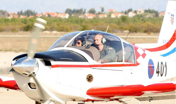 Satnik Ivan Krizman u školskom avionu Zlin Z 242L Aerobatic s Blankom Vlašić, našom poznatom atletičarkom. 
